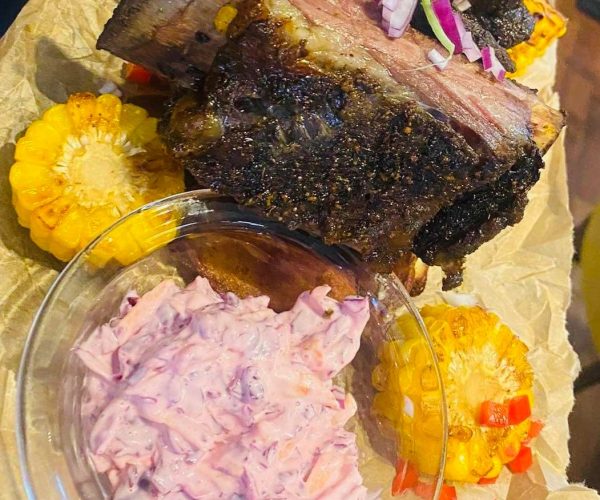 Házilag füstölt marha oldalas BBQ, grillezett kukorica lila coleslaw saláta, házi steak burgonya